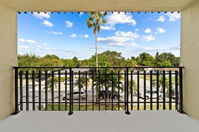 Building Photo - 650 NE 149th St