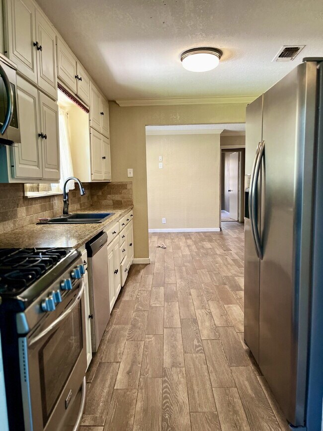 Building Photo - Spacious Four Bedroom!