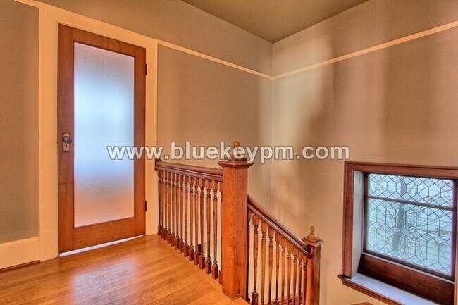 Building Photo - First Month Free on a 12 Month Lease!  2 Bed, 1 Bath 2 Story Unit with Victorian Architectural De...