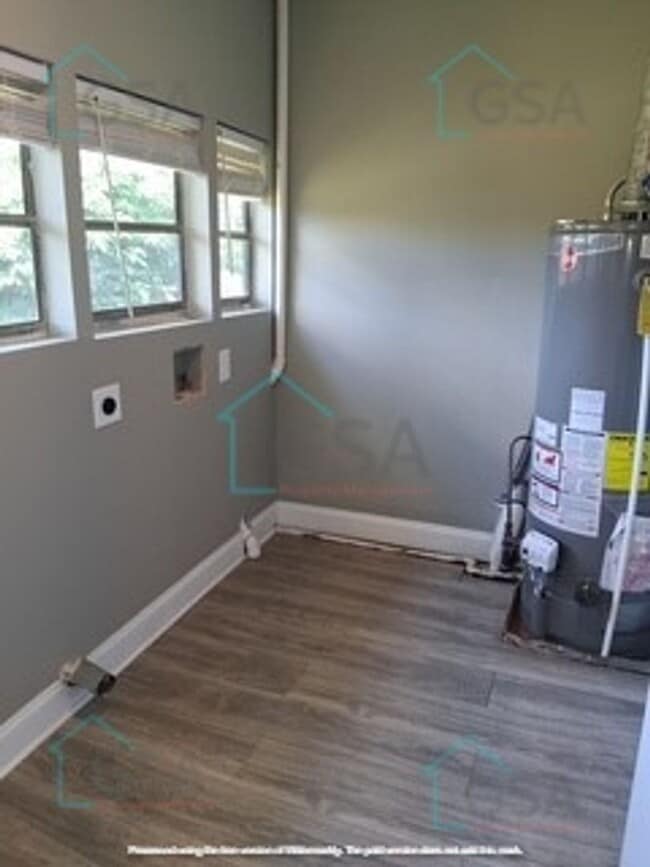 Building Photo - 2 Bedroom 1 Bath Available!
