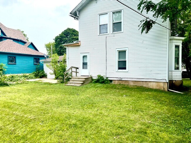 Building Photo - Nice 3 bed 1.5 bath house!