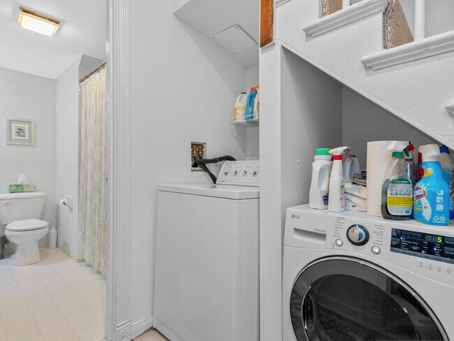 Building Photo - 13 Monument Sq