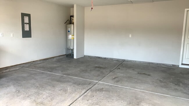 Building Photo - 4-Bedroom, 2-Bath Home in Heather Glen Com...
