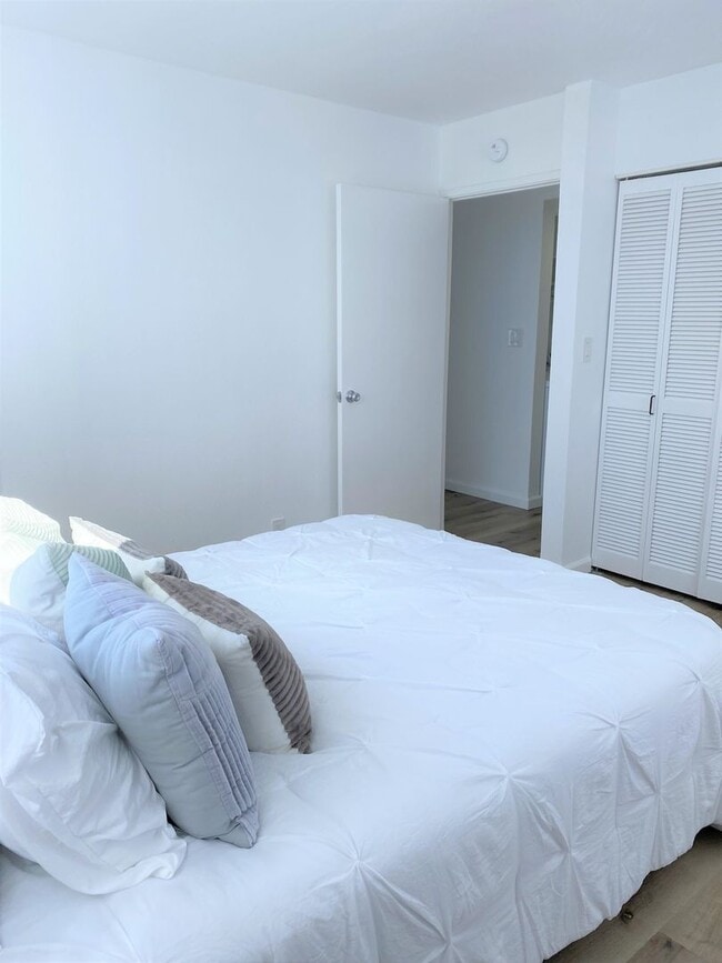 Building Photo - The Leilehua near Downtown Honolulu - Renovated 1 Bedroom 1 Bath 1 Covered Parking