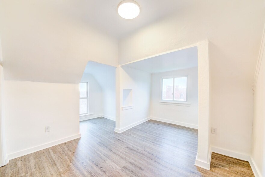 Building Photo - 615 E Warrington Ave