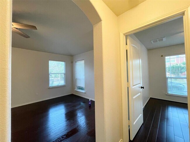 Building Photo - 807 Alamo Plaza Dr