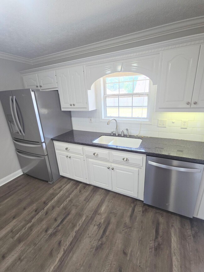 Building Photo - 565 Oakdale Dr