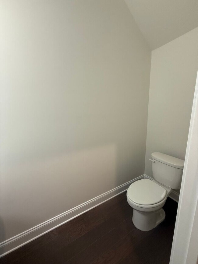 Building Photo - FIRST MONTH RENT IS ON US!! Three Bedroom ...