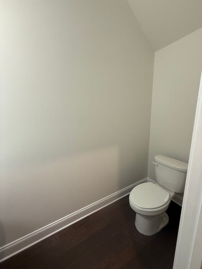 Building Photo - HALF OFF FIRST MONTH RENT!! Three Bedroom ...