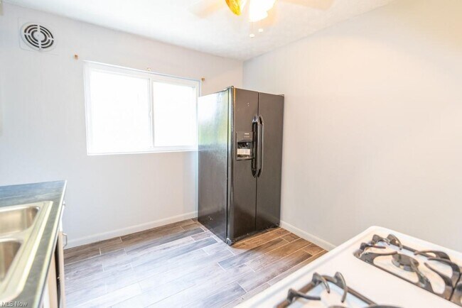 Building Photo - 211 Dalepark Dr