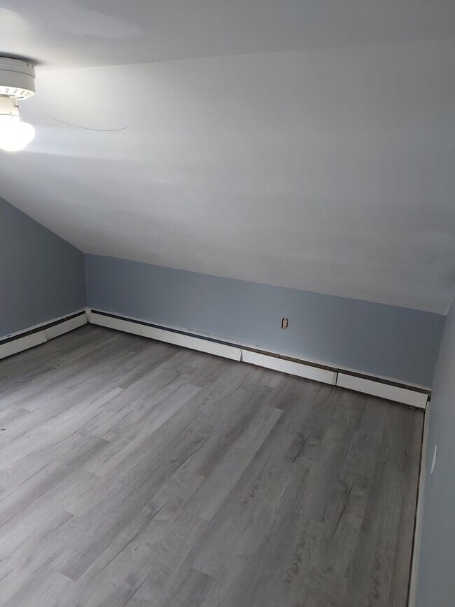 Building Photo - 2 Bedroom Single Cottage Family Home in Wo...