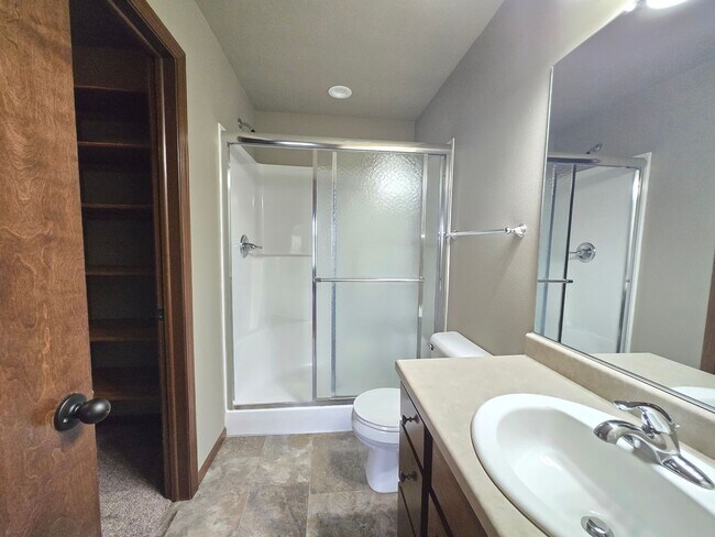 Building Photo - Spacious 3 Bed 2 Bath Twinhome | East Siou...