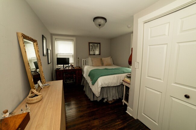 Building Photo - Charming 3-Bedroom Furnished Home – Walk t...