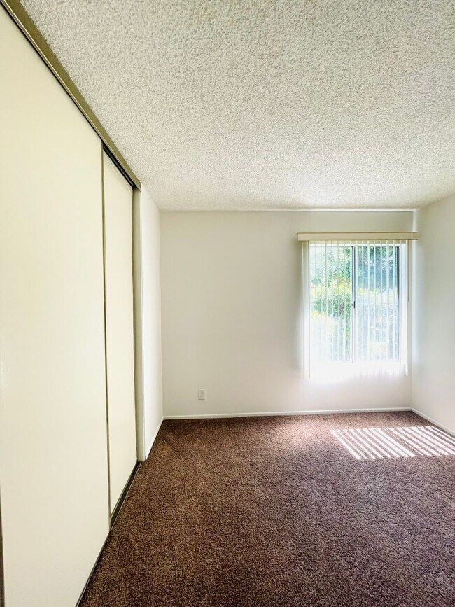Building Photo - Spacious 2-bedroom, 2-bathroom condo featu...