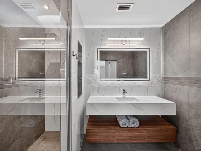 Building Photo - 1002 Shorewinds Dr