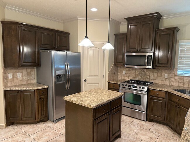 Building Photo - College Station -3 bedroom / 2 bath / 2 ca...