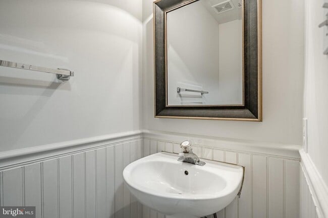 Building Photo - 596 Coach Hill Ct