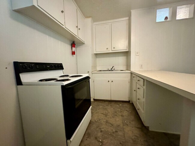 Building Photo - Spartanly Furnished Apartment 5 Miles to S...