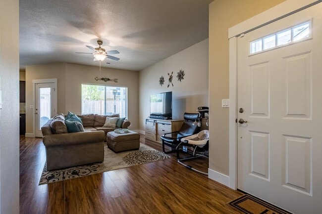 Building Photo - 395 Live Oak Loop