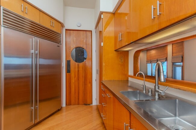 Building Photo - Extraordinary 5-Bed / 5-Bath Oceanfront Pr...