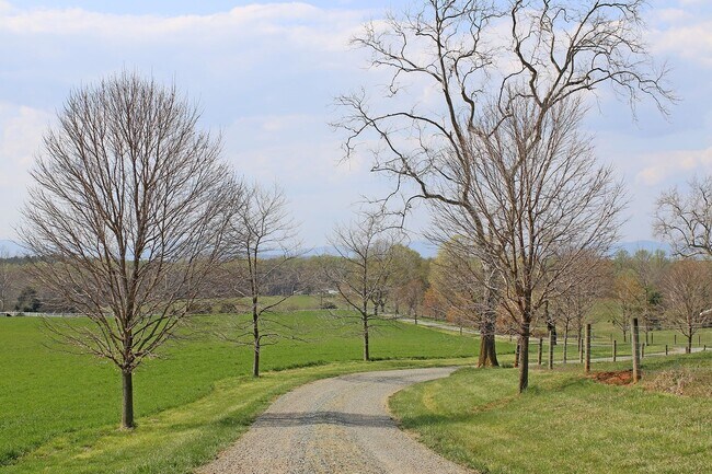 Building Photo - Beautiful Country Home With Picturesque Views