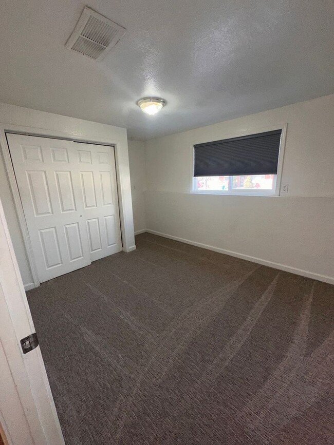 Building Photo - Centrally Located 3 Bedroom! All Utilites ...