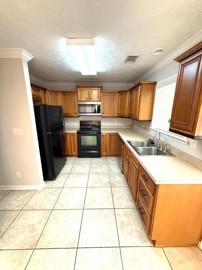 Building Photo - ** 3 Bed 2 Bath located in Ryan Ridge ** Call 334-366-9198 to schedule a self tour