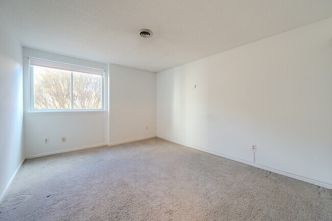 Building Photo - 255 North Rd