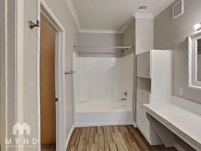 Building Photo - 900 Domnus Ln