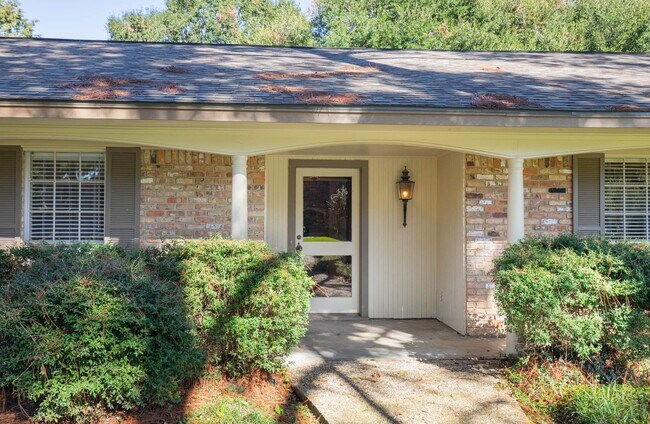 Building Photo - 921 Victoria Dr