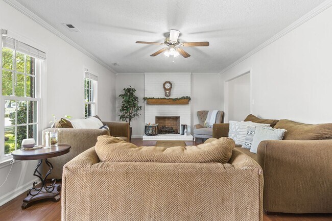 Building Photo - Inviting Jacksonville Home Near Shopping, Dining & Everyday Conveniences