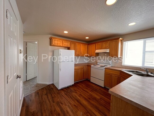 Building Photo - MOVE IN SPECIAL! HALF OFF FIRST FULL MONTH...