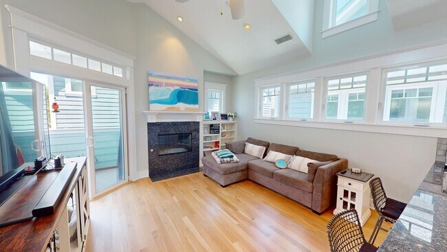 Building Photo - Spacious 3 Bed Coronado Home Available Unf...