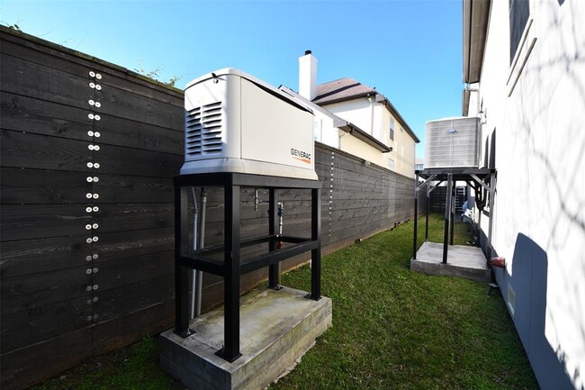 Building Photo - 3203 Blue Bonnet Blvd