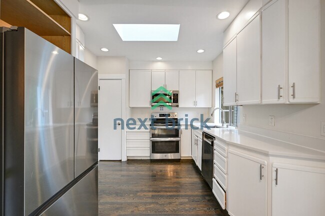 Building Photo - "Charming Bellevue 4-Bed Oasis with 2 Baths - Spacious 1560 Sq Ft Retreat!"