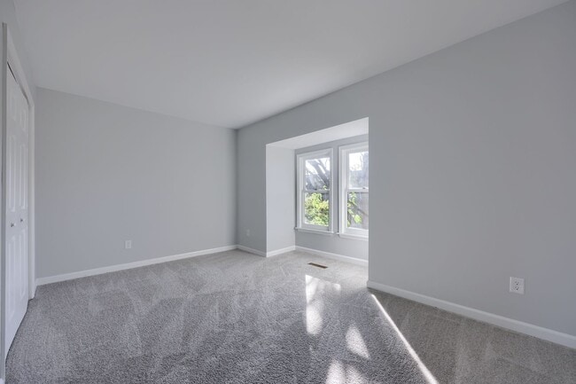 Building Photo - Beautifully Remodeled 5 Bed/1.5 Bath Townhouse-York City SD