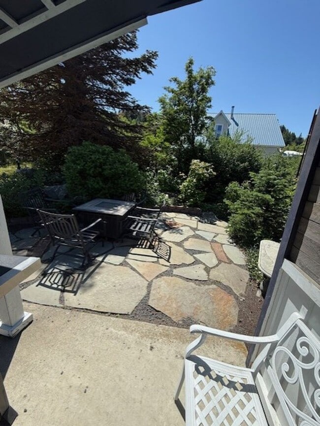 Building Photo - Live in the heart of Roslyn, walk to shops...