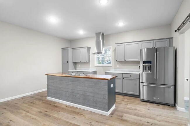Building Photo - 828 Gracey Ave