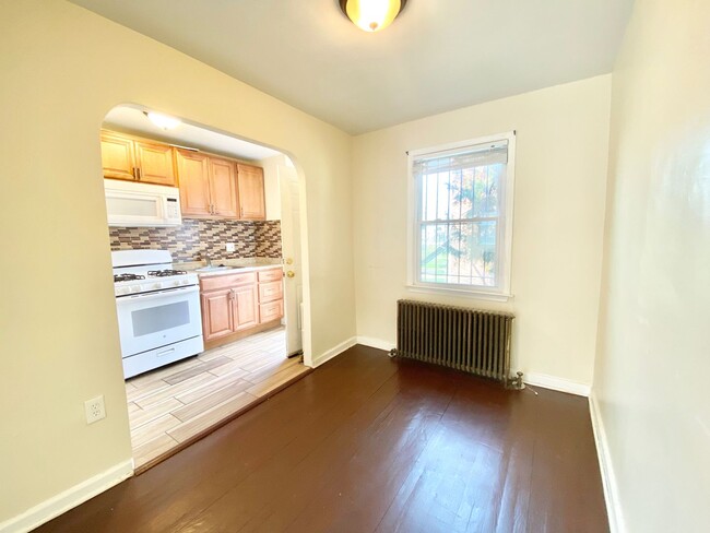 Building Photo - Cute House On a Quiet Street! Pets Welcome!