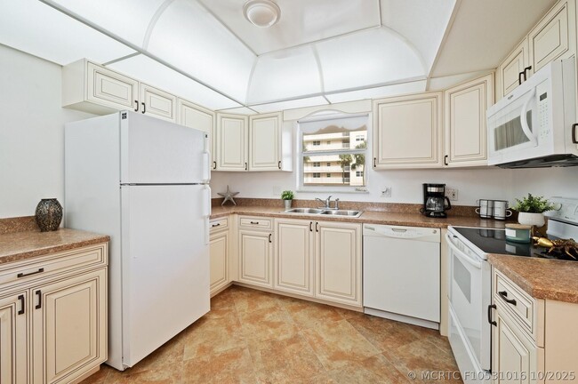 Building Photo - 1050 Hillsboro Mile