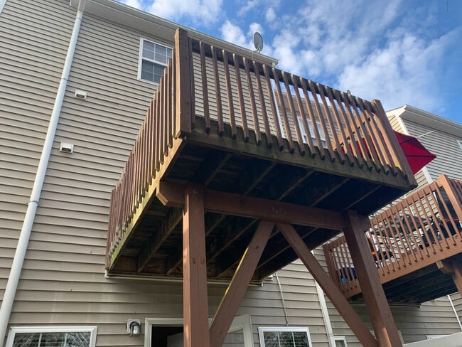 Building Photo - Room in Townhome on Big Bass Dr