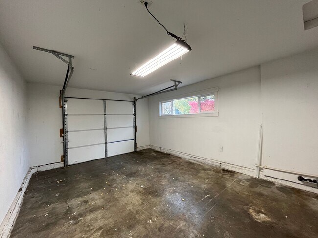 Building Photo - Charming 2 Bed 1 Ba House in Gladstone - Garage, Washer and Dryer, Landscaping Including!