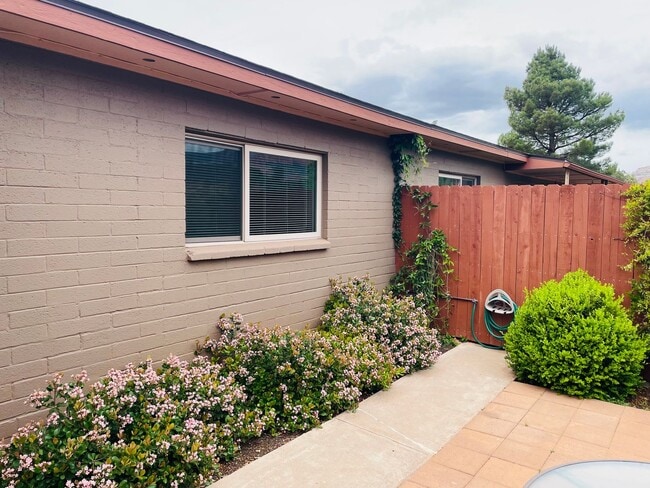 Building Photo - 230 Arroyo Sienna Dr