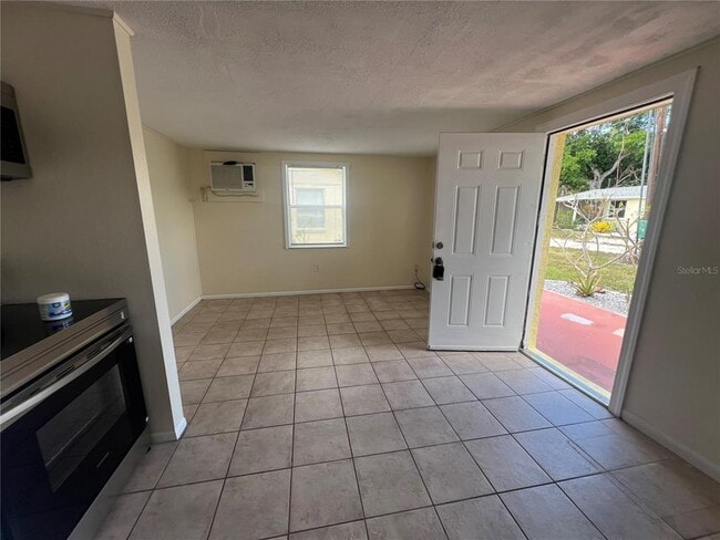 Building Photo - 255 Pineapple St