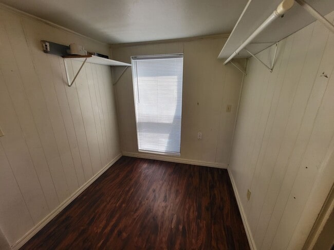 Building Photo - 2-bedroom 1 bathroom house with garage and washer/dryer provided