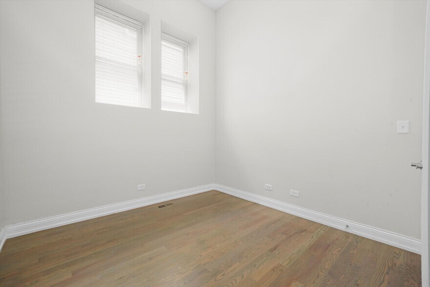 Building Photo - 1946 S Racine Ave