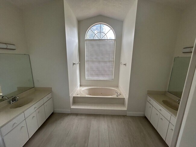 Building Photo - 8448 SW 196th Avenue Rd