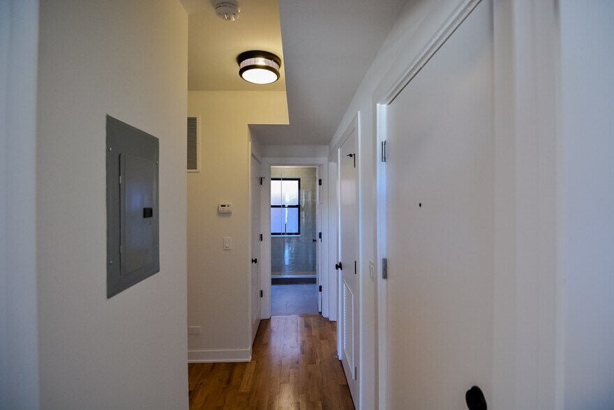 Building Photo - 2206 W Eastwood Ave