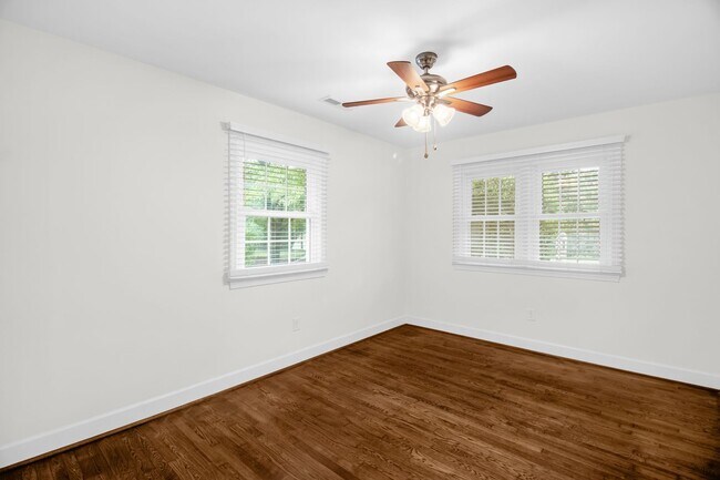 Building Photo - Beautiful 3 bedroom 2 1/2 bathroom Home with a Fenced-in Backyard in Winston!