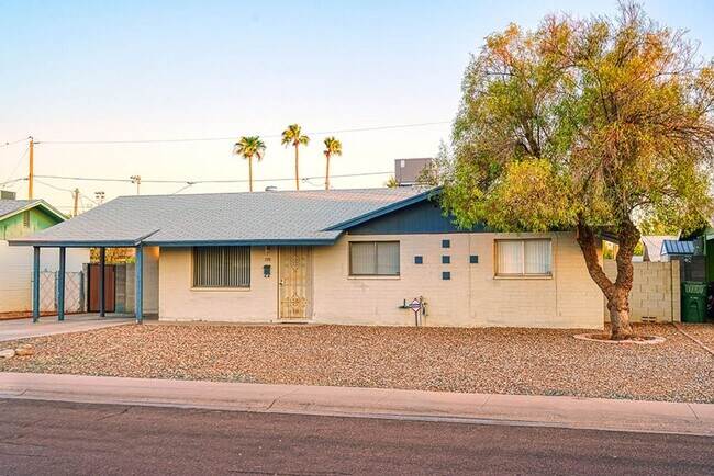 Building Photo - ASU Proximity Meets Comfort in This 4-Bedroom Tempe Home
